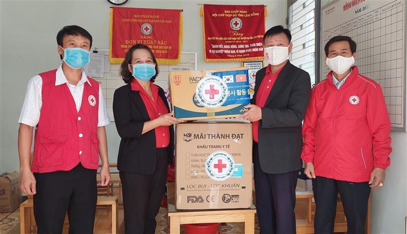 Bà Phan Thị Hồng Loan, Chủ tịch Hội Chữ thập đỏ huyện Đạ Tẻh tiếp nhận Bộ kit test nhanh Covid-19 và khẩu trang Y tế