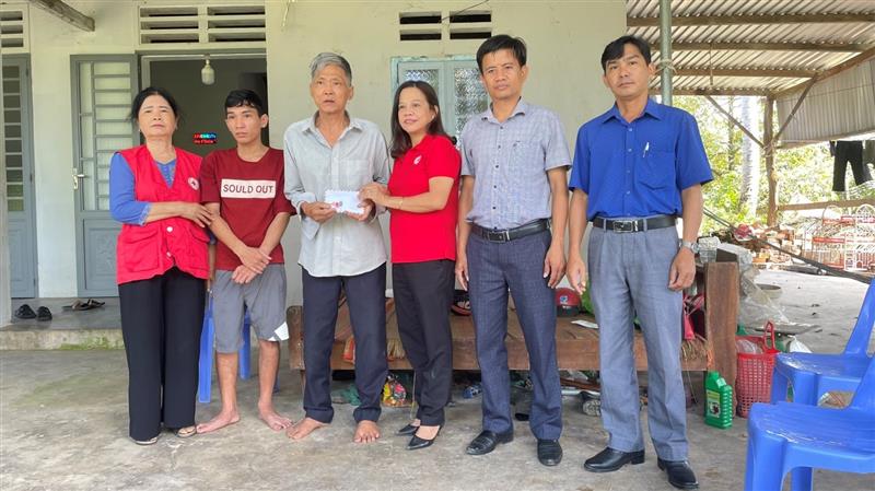 Bà Phan Thị Hồng Loan (áo đỏ giữa) – Chủ tịch Hội Chữ thập đỏ huyện Đạ Tẻh trao tiền cho gia đình ông Cao Văn Xây