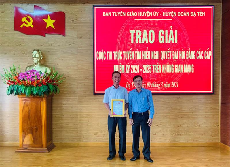 Đồng chí Nguyễn Mạnh Việt - Phó Bí thư Thường trực Huyện ủy Đạ Tẻh trao giải nhất cho thí sinh