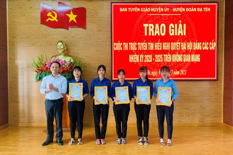 Đồng chí Hồ Quốc Phong - Trưởng Ban Tuyên giáo Huyện ủy Đạ Tẻh trao giải nhì, ba cho các thí sinh