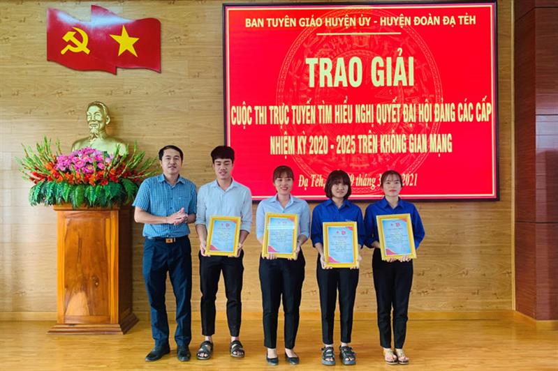   Đồng chí Trần Thế Hoàng - Bí thư Huyện Đoàn Đạ Tẻh trao giải khuyến khích cho các thí sinh