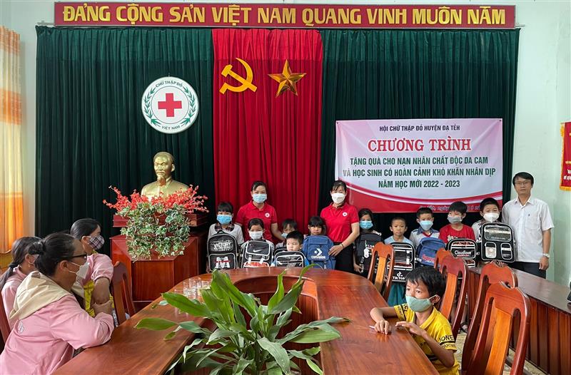 Hội Chữ thập đỏ huyện trao quà dụng cụ học tập cho các em học sinh có hoàn cảnh khó khăn
