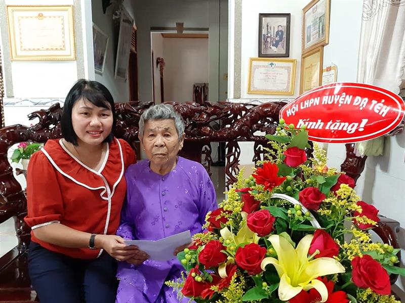 Đại diện lãnh đạo Hội LHPN huyện Tặng quà cho Mẹ Việt Nam anh hùng (Định Thị Tự )