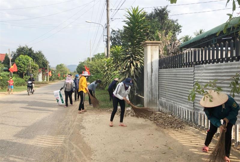 Phụ nữ xã Quốc Oai tích cực tham gia các phong trào “Dân vận khéo” như vệ sinh môi trường, phân loại rác thải, trồng các tuyến đường hoa…