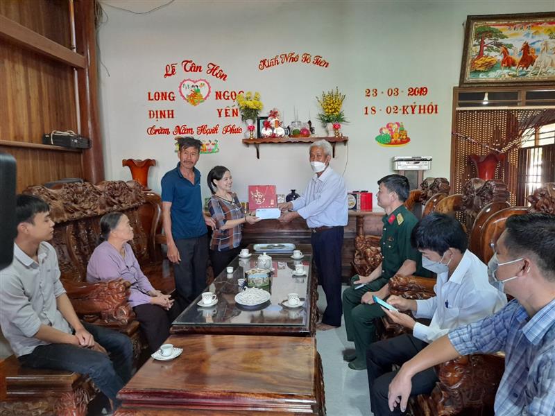 Đ/c Trần Viết Dũng - Phó Chủ tịch UBMTTQVN huyện thăm hỏi, tặng quà công dân nhập ngũ năm 2022