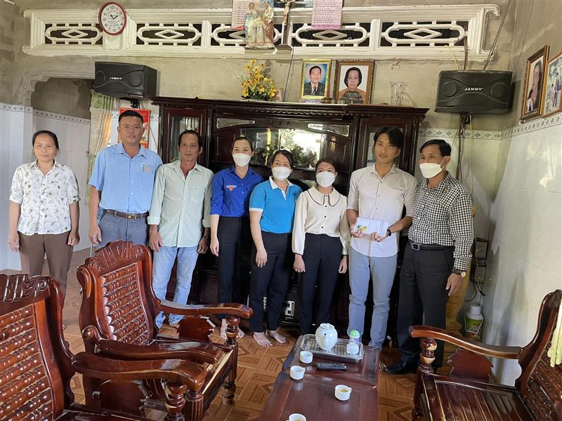 Đ/c Trương Quang Lang - Chủ tịch LĐLĐ huyện thăm hỏi, tặng quà công dân nhập ngũ năm 2022