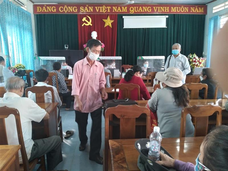 Giao dịch định kỳ của NHCSXH huyện tại thị trấn Đạ Tẻh
