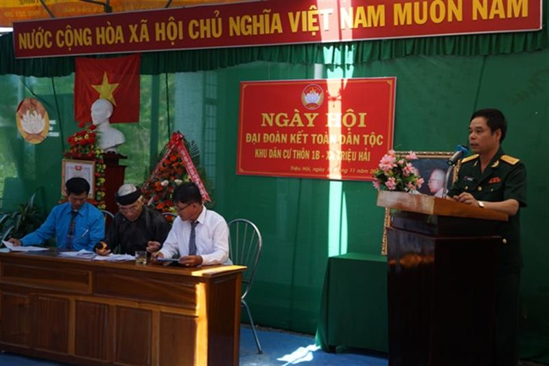 Đồng chí Nguyễn Bình Sơn, Ủy viên Ban thường vụ tỉnh ủy, Chỉ huy trưởng BCH quân sự tỉnh Lâm Đồng phát biểu chúc mừng, động viên nhân dân thôn 1B xã Triệu Hải