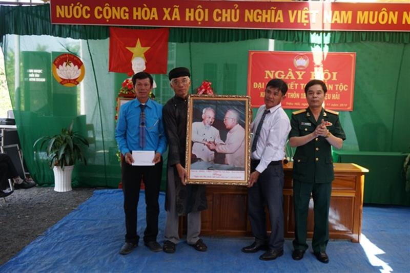 Đồng chí Nguyễn Bình Sơn tặng quà cho cán bộ và nhân dân thôn 1B xã Triệu Hải