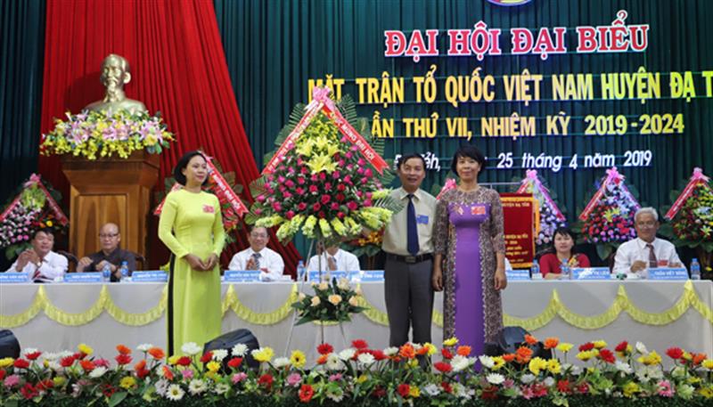 Phó Chủ tịch UBMTTQ tỉnh Trương Thành Được tặng hoa chúc mừng Đại hội
