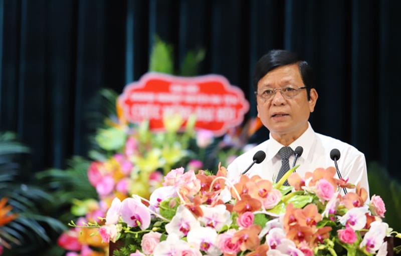Đồng chí Bùi Văn Hùng - Phó Bí thư Huyện ủy, Chủ tịch UBND huyện Đạ Tẻh báo cáo kiểm điểm công tác lãnh đạo, chỉ đạo của Ban Chấp hành Đảng bộ huyện khoá VIII