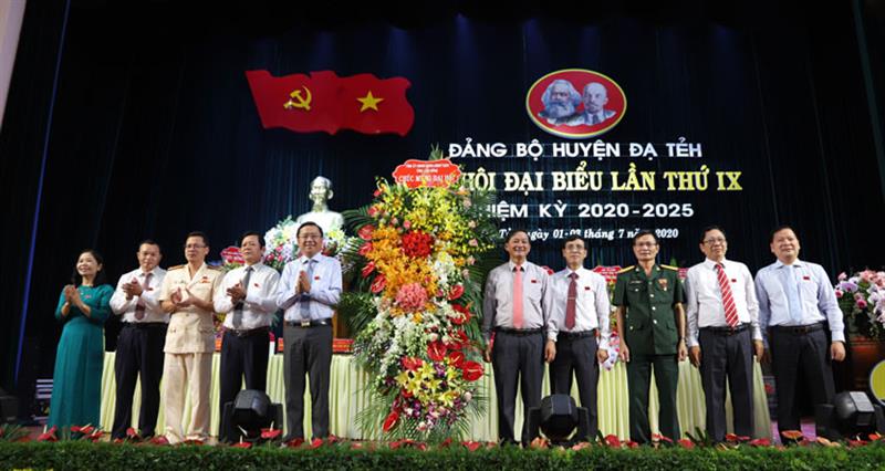Đồng chí Trần Đức Quận – Phó Bí thư Thường trực Tỉnh ủy, Chủ tịch HĐND tỉnh Lâm Đồng tặng hoa chúc mừng Đại hội