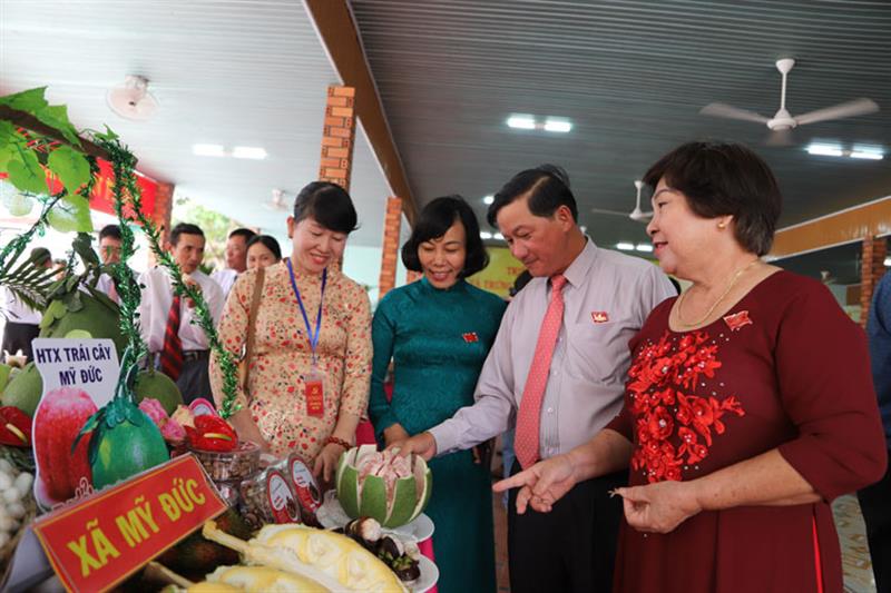 Đồng chí Trần Đức Quận tham quan các gian hàng đặc sản trưng bày tại Đại hội trong thời gian nghỉ giải lao 