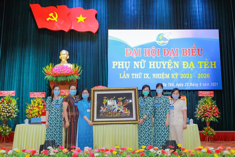 Tỉnh hội tặng tranh chúc mừng Đại hội đại biểu Phụ nữ huyện Đạ Tẻh lần thứ IX, nhiệm kỳ 2021- 2026