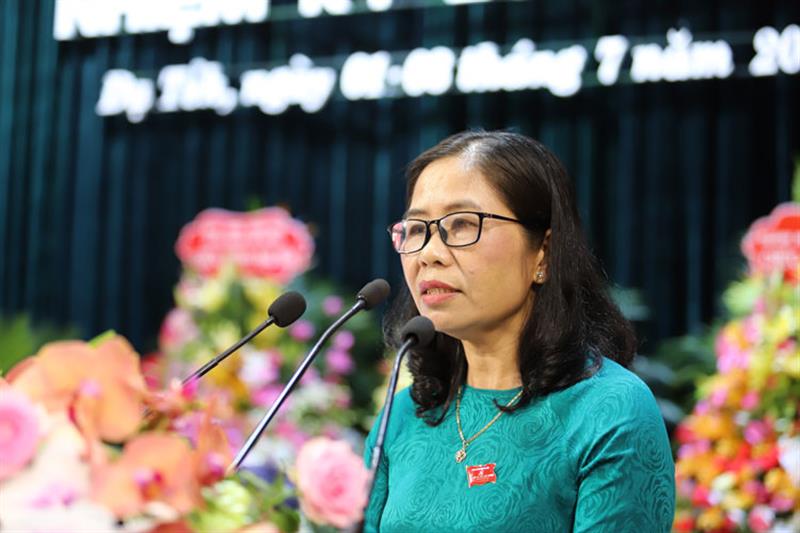 Đồng chí Nguyễn Thị Minh - Bí thư Đảng ủy thị trấn Đạ Tẻh phát biểu tham luận