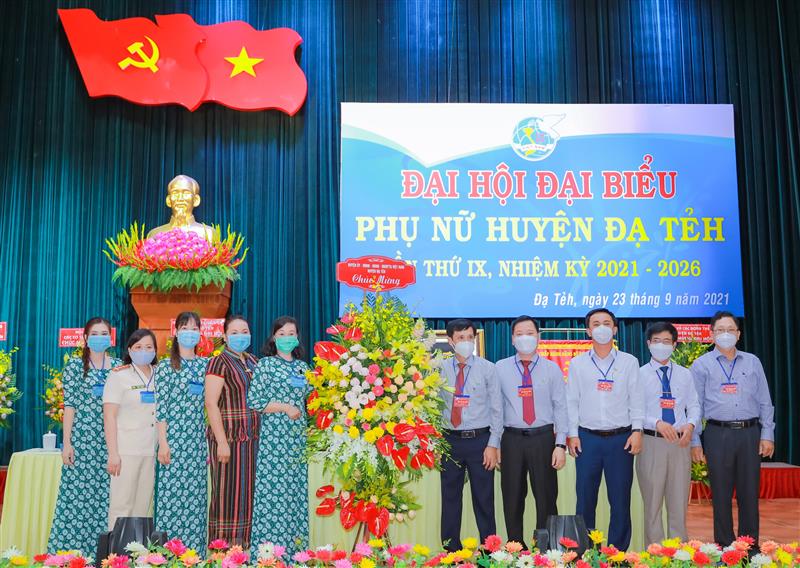 Lãnh đạo huyện Đạ Tẻh tặng hoa chúc mừng Đại hội