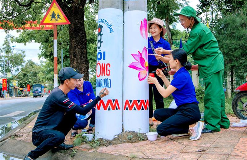 Đoàn viên, thanh niên Đạ Tẻh “thay áo mới” cho cột điện trên địa bàn huyện dưới sự chỉ đạo và tham gia trực tiếp của đồng chí Trương Thái Anh Quốc – nguyên Phó Bí thư Thường trực Huyện ủy Đạ Tẻh (Ảnh: Khánh Phúc)