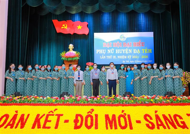 BCH Hội LHPN huyện Đạ Tẻh khóa IX chụp hình lưu niệm cùng với Thường trực Huyện ủy, UBND, UBMTTQVN huyện