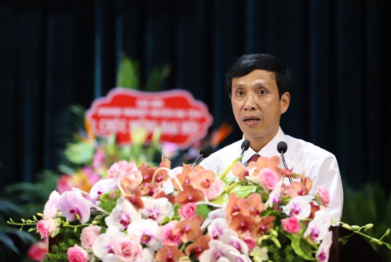 Đồng chí Nguyễn Mạnh Việt – Phó Bí thư Thường trực Huyện ủy Đạ Tẻh trình bày dự thảo báo cáo chính trị