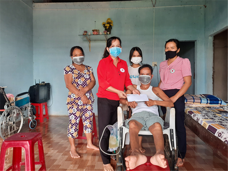Bà Phan Thị Hồng Loan – Chủ tịch Hội Chữ thập đỏ huyện Đạ Tẻh trao tiền của nhà tài trợ cho gia đình 03 cháu học sinh tại xã Đạ Lây