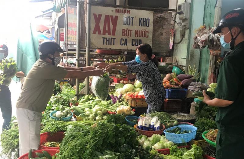 Các thành viên Hội Cựu chiến binh huyện Đạ Tẻh tích cực tham gia mô hình “Đi chợ giùm” giúp người dân vùng tâm dịch