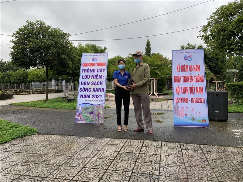 Chú Trương Văn Sáu – Nguyên Bí thư Huyện ủy trao tặng cây cho Đoàn Thanh niên.