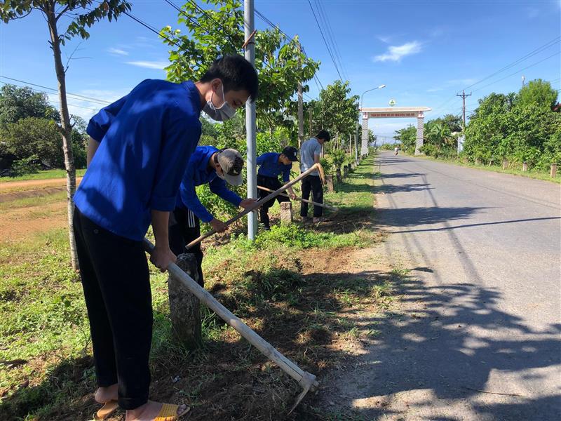 Đoàn viên thanh niên dọn vệ sinh, phát hoang bụi rậm, trồng hoa dọc các tuyến đường