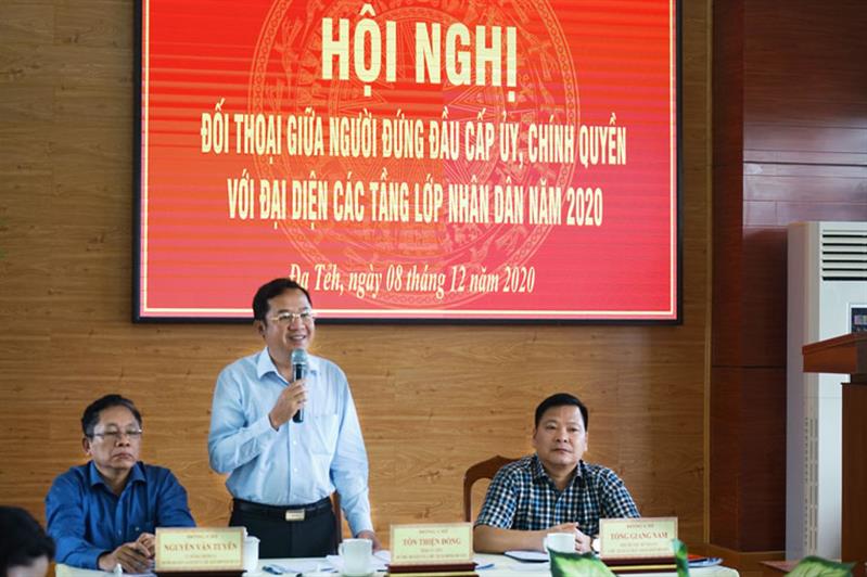 Đồng chí Tôn Thiện Đồng - Bí thư Huyện ủy Đạ Tẻh trả lời tại buổi đối thoại