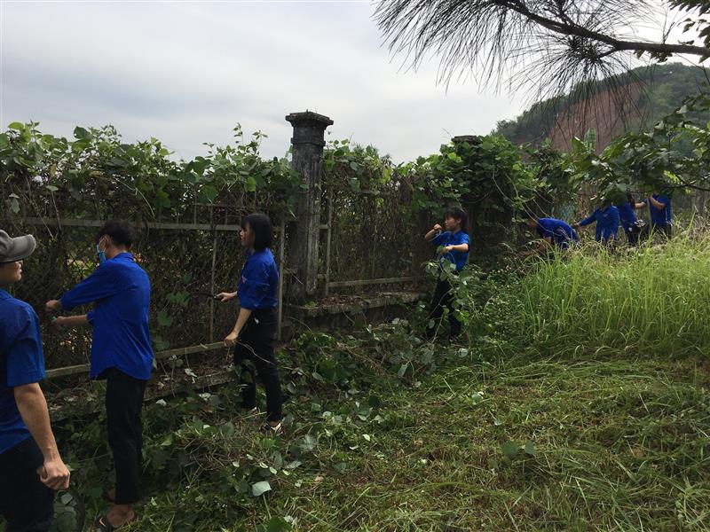 Đoàn viên thanh niên dọn dẹp nghĩa trang Liệt sỹ huyện Đạ Tẻh