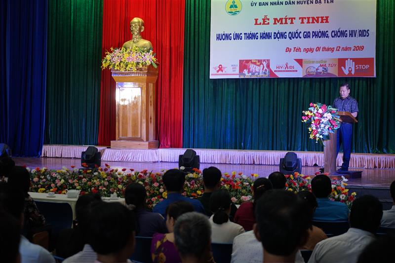 Lãnh đạo huyện Đạ Tẻh phát biểu kêu gọi hưởng ứng phòng chống HIV/AIDS