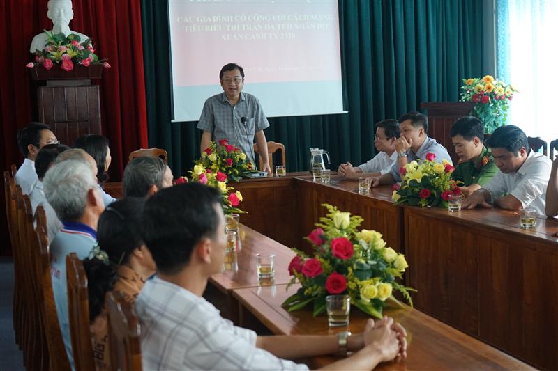 Đ/c Tôn Thiện Đồng, Bí thư Huyện ủy nói chuyện với gia đình cách mạng, người có công tiêu biểu tại thị trấn Đạ Tẻh