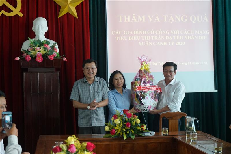 Đ/c Bí thư Huyện ủy tặng quà cho Đảng ủy, HĐND, UBND, UBMTTQVN thị trấn Đạ Tẻh