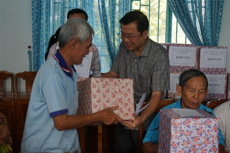 Đ/c Bí thư huyện ủy Đạ Tẻh tặng quà cho các gia đình chính sách, người có công tiêu biểu