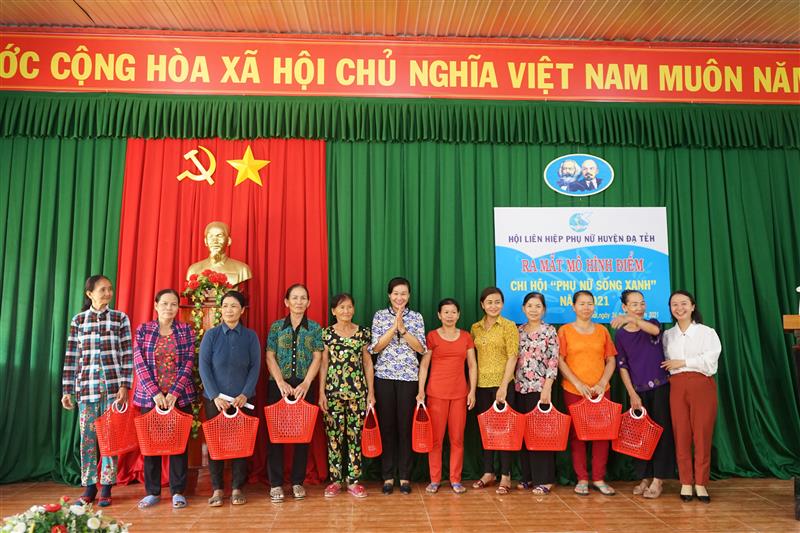 Phòng Tài nguyên Môi trường huyện đã tặng 100 giỏ nhựa đi chợ cho các chị em hội viên phụ nữ