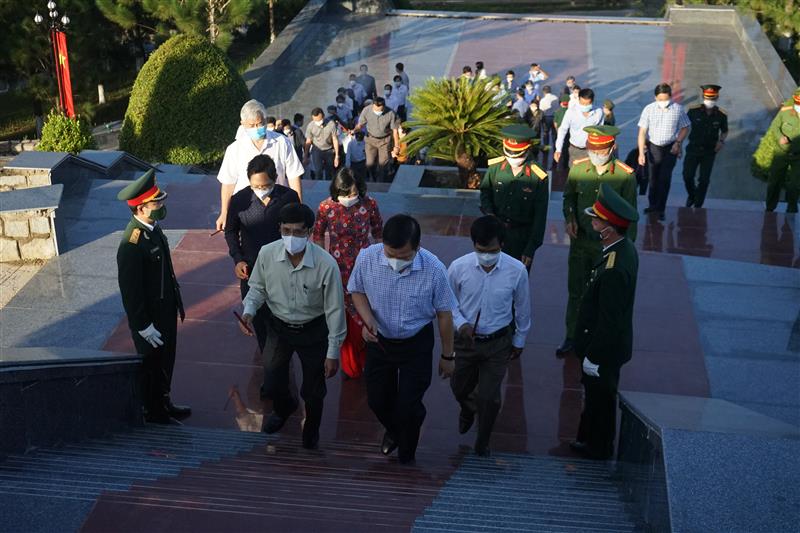 Lãnh đạo và nhân dân huyện Đạ Tẻh đến viếng và dâng hương tại Đài tưởng niệm Liệt sĩ
