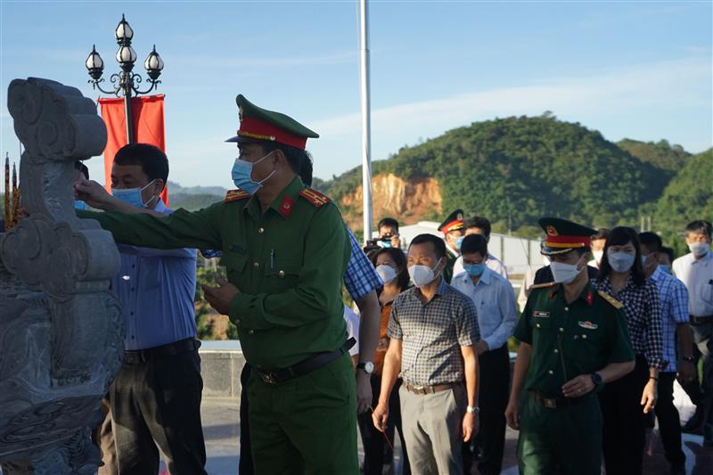 Lãnh đạo và nhân dân huyện Đạ Tẻh đến viếng và dâng hương tại Đài tưởng niệm Liệt sĩ