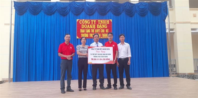 Đại diện Hội Chữ thập đỏ huyện và Đảng ủy xã Đạ Pal trao bảng tài trợ thẻ bảo hiểm y tế cho lãnh đạo trường THCS Xuân Thành