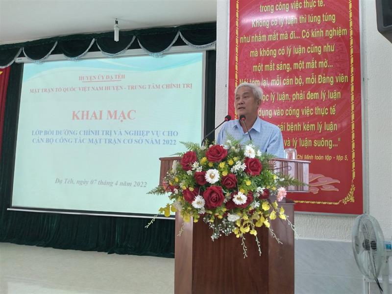 Đồng chí Trần Viết Dũng – Phí Chủ tịch UBMTTQVN huyện phát biểu khai mạc hội nghị