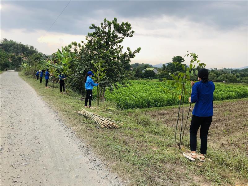 Một số hình ảnh hoạt động của đoàn viên thanh niên các xã, thị trấn làm vệ sinh cảnh quang môi trường phục vụ bầu cử