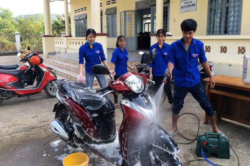 Đoàn viên thanh niên xã Quốc Oai hăng hái tham gia rửa xe gây quỹ từ thiện