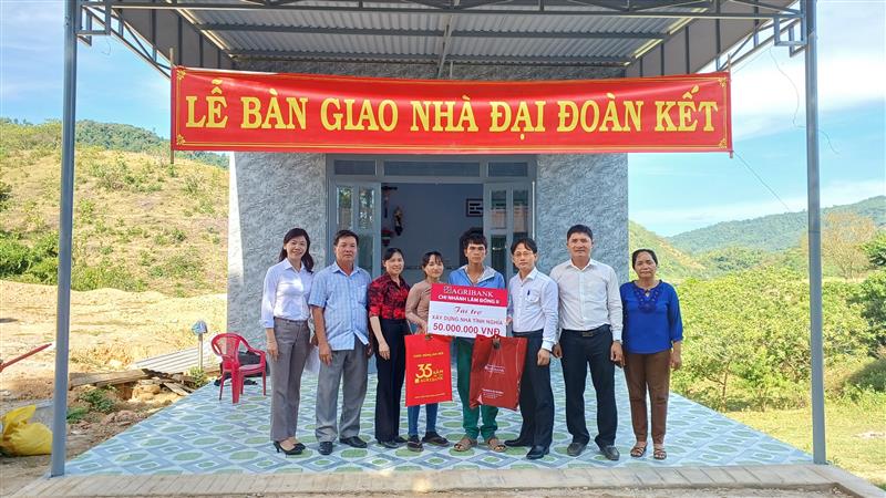 Bàn giao nhà đại đoàn kết cho gia đình anh K’Sếp và chị Ka Nghiên