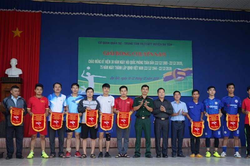 Lãnh đạo huyện trao cờ lưu niệm cho các đội bóng tham dự giải