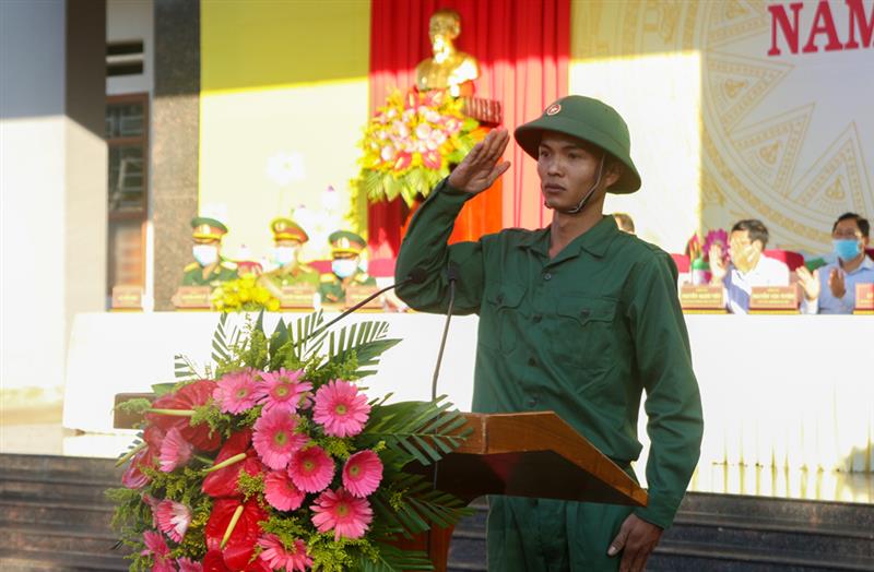Tân Binh Phạm Văn Cương thay mặt 73 công dân lên đường nhập ngũ phát biểu và hứa sẽ cố gắng hoàn thành thật tốt mọi nhiệm vụ được giao