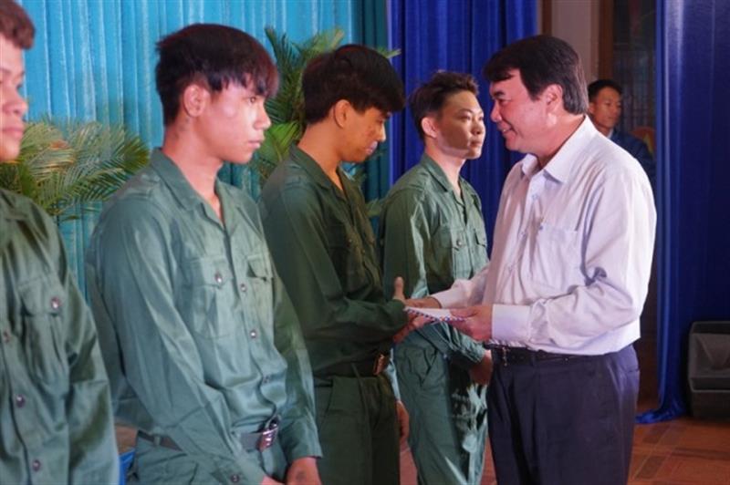 Đồng chí Phạm S - Phó Chủ tịch UBND tỉnh tặng quà cho tân binh