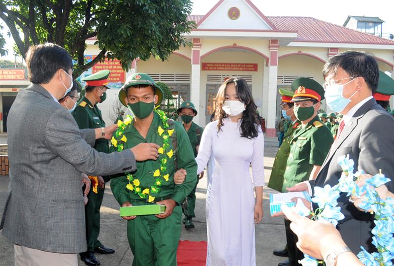 Các đồng chí lãnh đạo tỉnh, huyện tặng hoa và quà động viên các thanh niên lên đường làm nhiệm vụ