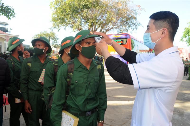 Kiểm tra thân nhiệt các tân binh lên đường nhập ngũ