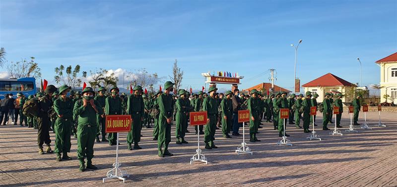 Các tân binh hào hứng lên đường