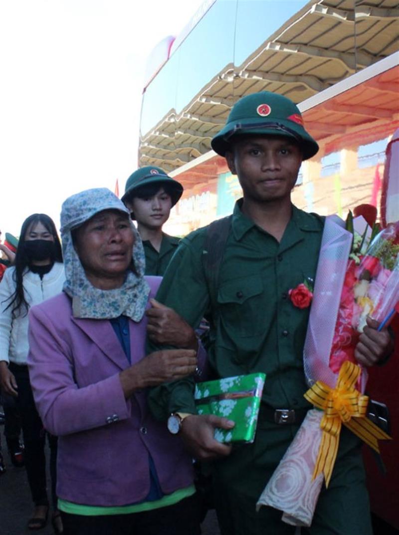 Nước mắt đưa tiễn tân binh lên đường nhập ngũ