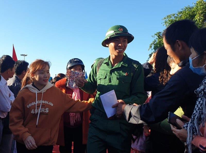 Các tân binh chia tay người thân lên đường nhập ngũ