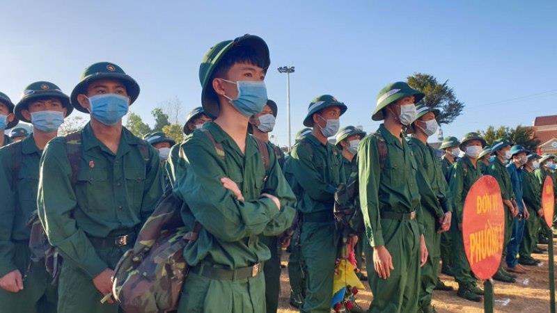 Các tân binh Bảo Lộc được cấp khẩu trang y tế để đảm bảo phòng chống dịch bệnh viêm đường hô hấp cấp do chủng mới của virus Corona